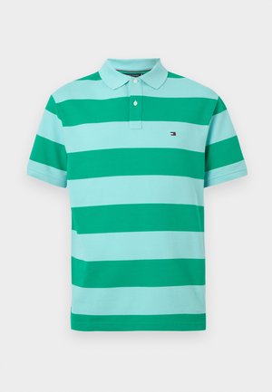 Kurzärmeliges Poloshirt mit breiten horizontalen Streifen in Grün und Hellblau, Zwei-Knopf-Knopfleiste, Kragen und kleinem Logo auf der Brust.