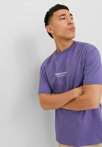 Jack & Jones JORVESTERBRO CREW NECK - Camiseta estampada - twilight purple