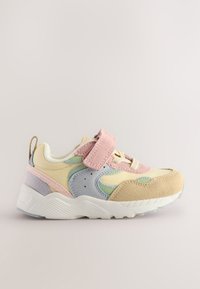 Barvita superga z mešanico rumenih, roza in modrih materialov, z teksturiranim bež semišem na prstih, mrežastim zgornjim delom in ježkom za zapenjanje.