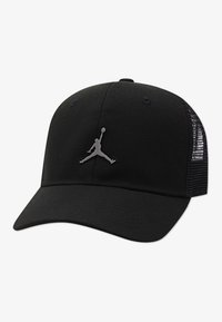 Cappellino nero con parte posteriore in rete, caratterizzato da un prominente logo Jumpman grigio sul davanti. Visiera curva classica e chiusura con cinturino regolabile.