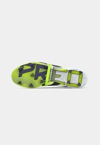 Sportieve schoen met noppen in neon groen, zwart en wit, met grote zwarte letters die "PREN" spellen op de onderkant.