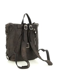 Zaino in pelle marrone scuro con cinturini a fibbia, tasca con zip laterale e dettaglio in pelle intrecciata sul lato, visto da dietro.