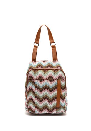 Rugzak met bruine leren riemen en een meerkleurig zigzagpatroon in roze, blauw, groen en bruin, met een voorvak met ritssluiting.