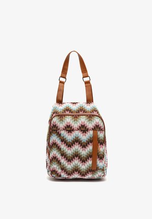 Rugzak met bruine leren riemen en een meerkleurig zigzagpatroon in roze, blauw, groen en bruin, met een voorvak met ritssluiting.