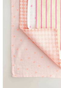 Multifarvet tekstil sæt bestående af en lys pink klud med hjertermønstre, et ferskenfarvet ternet design, et hvidt stof med pink stjerner og et gult stribet stof.