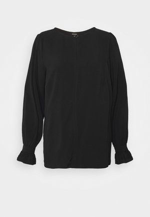 Sort bluse med lange ærmer i let stof, med rund halsudskæring, diskret søm foran og rynkede manchetter. Glat tekstur.
