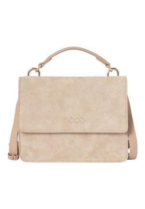 Sac à main rectangulaire beige avec poignée supérieure et bandoulière amovible, texture en cuir lisse et logo de marque doré discret sur le rabat.