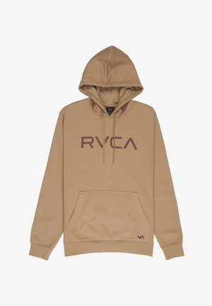 Tan-värinen huppari, jossa edessä kengurun tasku ja tummanpunainen "RVCA"-logo rinnassa sekä pienempi "VA"-logo taskun läheisyydessä.