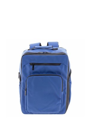 Mochila rectangular azul con múltiples compartimentos con cremalleras, correas acolchadas para los hombros y un asa superior para llevar.