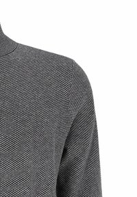 Grauer strukturierter Pullover mit hohem Kragen und geripptem Hals. Verfügt über ein gewebtes Muster und weichen Stoff. Nahaufnahme des Schulterbereichs.