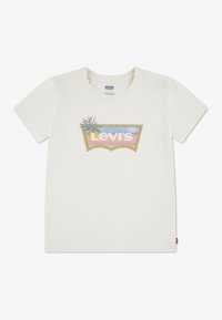 Λευκό κοντομάνικο T-shirt με πολύχρωμο λογότυπο Levi's που απεικονίζει έναν φοίνικα και το ηλιοβασίλεμα σε παστέλ αποχρώσεις, φτιαγμένο από μαλακό βαμβακερό ύφασμα.