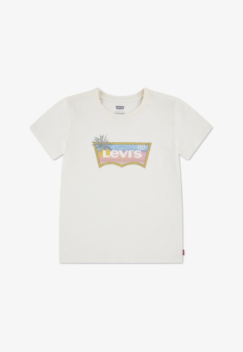 Λευκό κοντομάνικο T-shirt με πολύχρωμο λογότυπο Levi's που απεικονίζει έναν φοίνικα και το ηλιοβασίλεμα σε παστέλ αποχρώσεις, φτιαγμένο από μαλακό βαμβακερό ύφασμα.