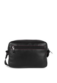 Borsa a tracolla nera in pelle con cuciture rosse, forma rettangolare, compartimento singolo con zip e tracolla regolabile.