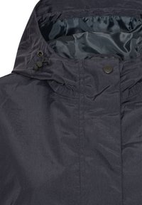 Chaqueta con capucha de color azul marino oscuro con cordón ajustable y cierre de botón a presión en el cuello, mostrando una textura de tela lisa y ligeramente brillante.