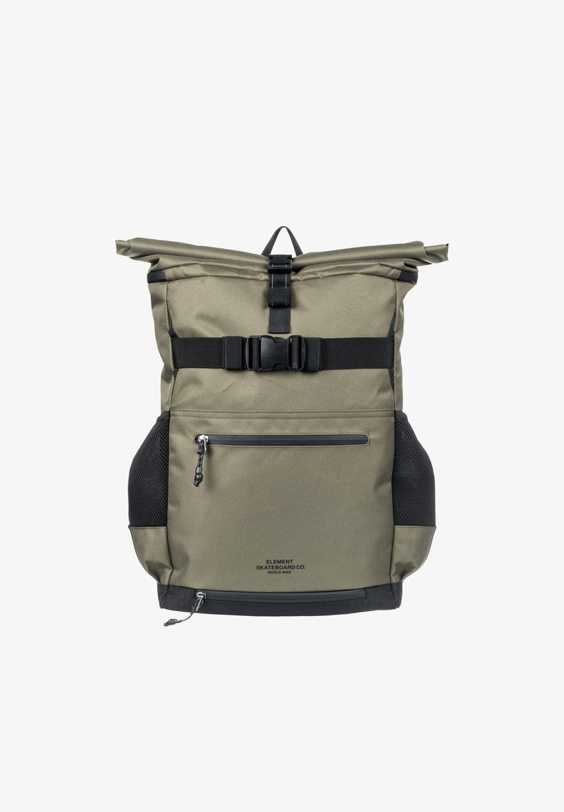 Zaino a tracolla verde oliva realizzato in tessuto resistente, con accenti neri, tracolla regolabile, tasca frontale con zip e tasche laterali in rete.