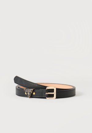 Ceinture en cuir noir texturé avec boucle dorée et petit emblème triangulaire du logo Guess sur fond uni.