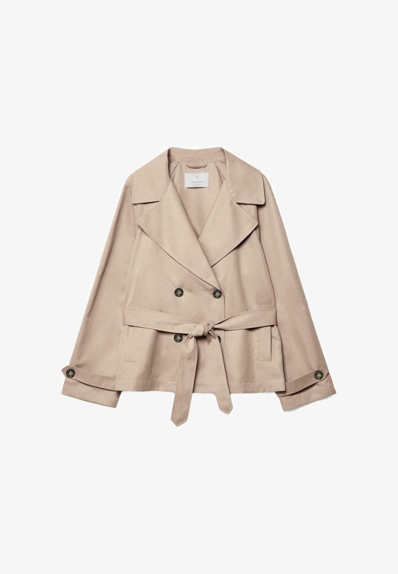 Béžový dvojradový trenčkot so širokými klopami, opaskom zviazaným v páse, zapínaním na gombíky na manžetách a dvoma prednými vreckami.