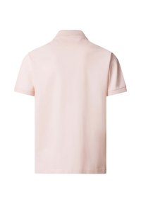 Polo rose clair à manches courtes avec col, vu de dos sur fond blanc.