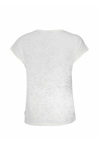 Camiseta blanca de manga corta con un patrón texturizado, que presenta un cuello redondo y costuras de hombro ligeramente caídas.