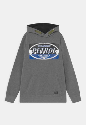 Szara bluza z kapturem z przednią kieszenią, z dużym niebiesko-białym nadrukiem „Petrol Industries” oraz kapturem z zielonymi sznurkami.