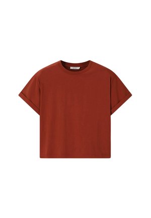 T-shirt à manches courtes couleur rouille avec revers roulés et encolure ronde, présenté sur un fond blanc.