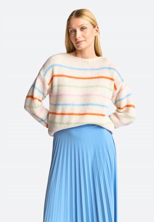 Strickpullover mit horizontalen Streifen in Pink, Blau, Orange und Grün auf einem cremefarbenen Hintergrund; kombiniert mit einem gefalteten hellblauen Rock.