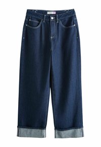 Donkere denimbroek met een wijd uitlopende pijp, opgerolde boorden, vijf zakken en contrastnaden. De stof heeft een gladde textuur.