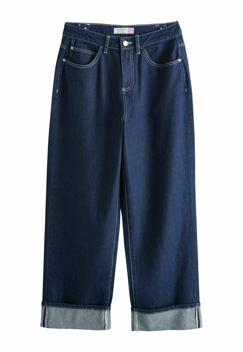 Donkere denimbroek met een wijd uitlopende pijp, opgerolde boorden, vijf zakken en contrastnaden. De stof heeft een gladde textuur.