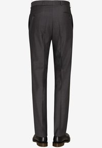 Graue, maßgeschneiderte Hosen mit glatter Textur, ausgestattet mit zwei Gesäßtaschen und einem geraden Beinschnitt. Abgerundet mit schwarzen Schuhen.