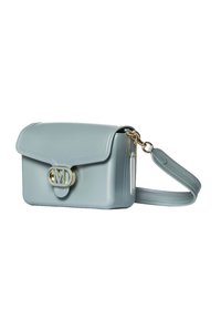 Borsa a tracolla azzurro chiaro realizzata in materiale liscio, dotata di chiusura a pattina, accessori in oro e tracolla staccabile.