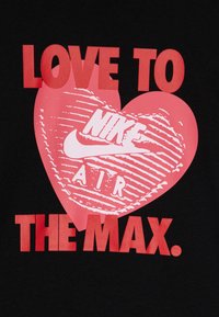 Zwarte stof met vet rood en roze grafische tekst "LOVE TO" boven een hart met "NIKE AIR" erin, en "THE MAX." onderaan.