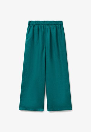 Turkusowe szerokie spodnie na elastycznej talii, wykonane z lekkiego materiału, wyłożone na białym tle.