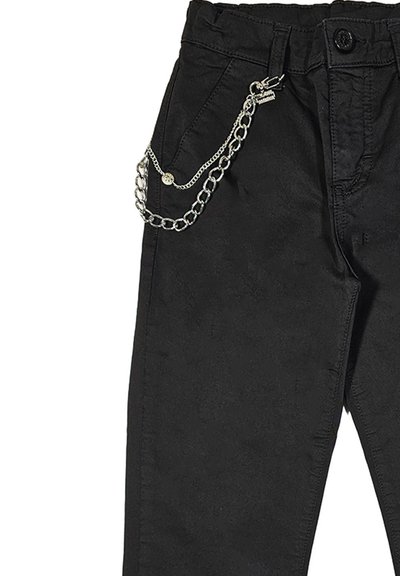 Pantaloni neri con una tasca frontale visibile, dotati di una catena decorativa in argento attaccata, realizzati in un tessuto dalla consistenza liscia.