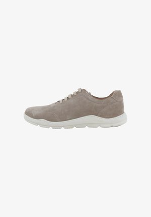 Sneaker casual in suede grigio chiaro con suola in gomma bianca e chiusura con lacci, vista di profilo su sfondo bianco.