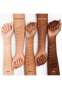 PAT McGRATH LABS SKIN FETISH: SUBLIME PERFECTION FOUNDATION - Fondotinta - Light 3