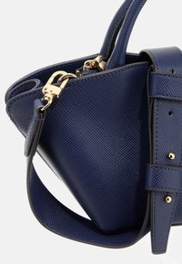 Borsa a mano strutturata blu navy in materiale sintetico testurizzato, con dettagli in hardware dorato e tracolla removibile. Presenta una maniglia superiore e una chiusura sicura.
