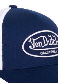 Gorra snapback azul marino con laterales de malla blanca, presenta un prominente logo bordado de "Von Dutch" en un óvalo con "CALIFORNIA" debajo.