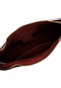 Braune Lederinnentasche mit roter Fütterung, ausgestattet mit einem Reißverschluss und einer kleinen Innentasche. Glatte Oberfläche mit goldenen Hardware-Akzenten.