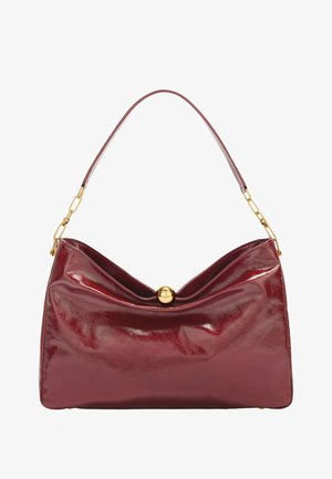 Rote Lederhandtasche mit glänzender Oberfläche, gekennzeichnet durch ein gefaltetes Design, einen goldenen runden Verschluss und einen einzelnen mit Kette verzierten Tragegurt.