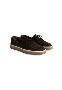 Braune Wildleder-Slipper mit strukturiertem Finish, fransigem Design, Schnürakzenten und einer dicken, cremefarbenen Gummisohle.