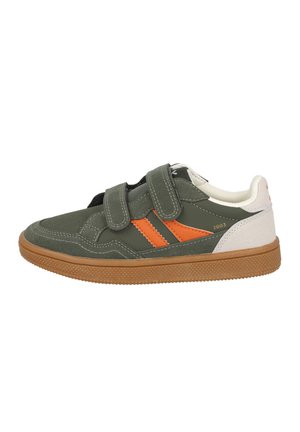 Zapatilla verde y blanca con rayas naranjas, doble cierre de velcro, suela de goma y "2003" impreso cerca del talón, mostrada en perfil lateral.