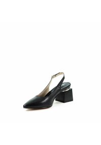 Czarne skórzane buty slingback z ostrym noskiem i słupkowym obcasem, z metalicznym akcentem na białym tle.