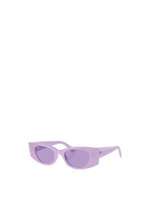 Occhiali da sole rettangolari lilla con lenti colorate, montatura sottile viola e sottili dettagli metallici vicino alle cerniere. Design contemporaneo e alla moda.