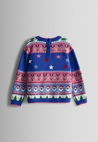 Blauer Strickpullover mit bunten festlichen Mustern, darunter Sterne, Rentiere und Weihnachtsmann-Gesichter; hat einen runden Ausschnitt und einen Verschluss mit drei Knöpfen.