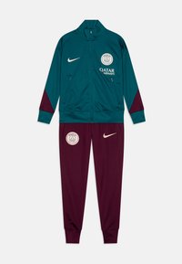 Tuta con giacca verde acqua e pantaloni bordeaux. Presenta una chiusura con cerniera, tasche e loghi ricamati. Realizzato in tessuto morbido.