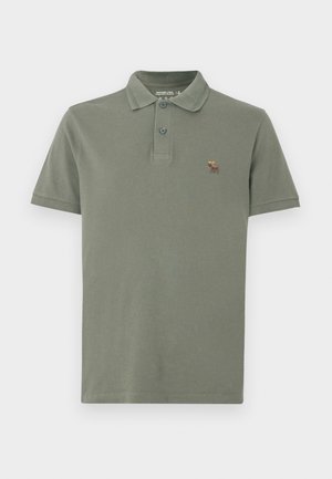 Olijfgroene poloshirt van katoen, met een twee-knopen plooi en een klein geborduurd elandlogo op de borst. Korte mouwen.