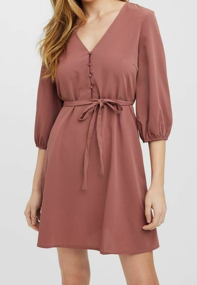 Sukienka do kolan w odcieniu przykurzonego różu, z dekoltem w kształcie litery V, z przodem zapinanym na guziki, elastycznymi bufiastymi rękawami oraz paskiem w talii umożliwiającym regulację. Gładka tekstura materiału.