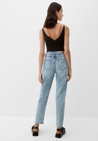 QS MIT V AUSSCHNITT - Top