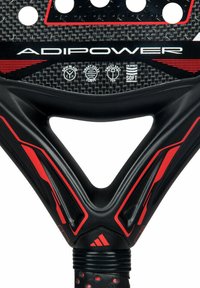 ADIDAS Adipower racket heeft een zwart carbon frame met rode accenten, een gegroefd handvat en geperforeerde gaten voor impactcontrole.