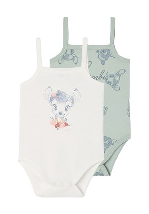 Zwei Baby-Strampler mit dünnen Trägern; einer weiß mit einem Rehgesicht und floralen Motiven, der andere hellgrün mit wiederholten Rehgesichtern und Text.